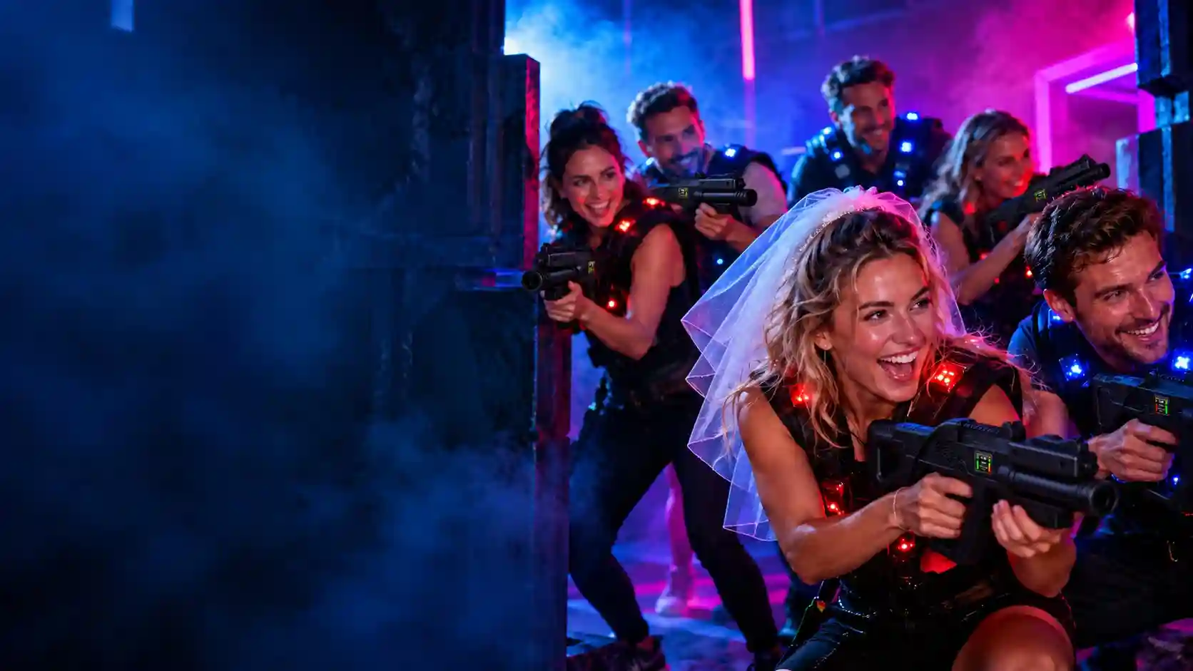 Neonbeleuchtete Lasertag-Arena als Erlebnis für einen Junggesellenabschied